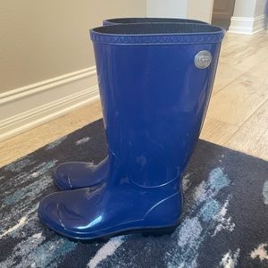 Navy blue ugg rain boot - size 8. Brand new socks included